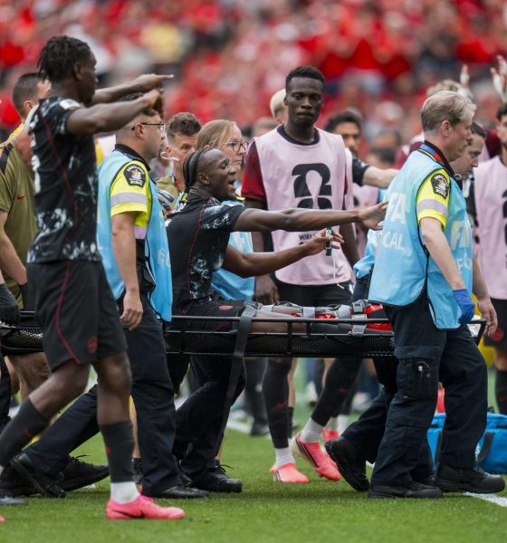 El centrocampista canadiense Ismael Koné (c) es trasladado en camilla tras sufrir una dura lesión en el partido que su selección disputó contra la de Catar el pasado 18 de junio dentro del Mundial de Estados Unidos, México y Canadá. EFE /BOB FRID