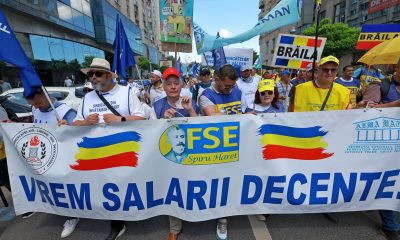 Profesores rumanos sostienen una pancarta que dice '¡Queremos salarios dignos!' mientras participan en una marcha de protesta convocada por sindicatos de educación, en Bucarest, Rumanía, 17 de junio de 2026. Miles de trabajadores sindicalizados del sector educativo de todo el país marcharon desde la sede del gobierno hasta el edificio del parlamento para exigir que un nuevo proyecto de ley salarial para el personal del sector público sea retirado del debate público. (Protestas, Rumanía, Bucarest) EFE/EPA/ROBERT GHEMENT