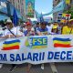 Profesores rumanos sostienen una pancarta que dice '¡Queremos salarios dignos!' mientras participan en una marcha de protesta convocada por sindicatos de educación, en Bucarest, Rumanía, 17 de junio de 2026. Miles de trabajadores sindicalizados del sector educativo de todo el país marcharon desde la sede del gobierno hasta el edificio del parlamento para exigir que un nuevo proyecto de ley salarial para el personal del sector público sea retirado del debate público. (Protestas, Rumanía, Bucarest) EFE/EPA/ROBERT GHEMENT