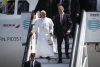 GRAFCAN5282. LA LAGUNA (TENERIFE), 12/06/2026.-El papa León XIV y el rey Felipe VI descienden del avión que debería trasladar al pontífice a Roma tras su viaje ed siete días a España por problemas técnicos que impiden su despegue del aeropuerto de Los Rodeos. EFE/ Alberto Valdés