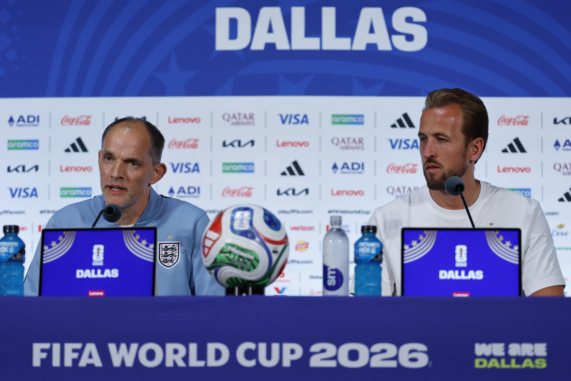 El seleccionador de Inglaterra Thomas Tuchel (i) y Harry Kane participan en una rueda de prensa en Dallas, antes del juego ante Croacia. EFE/Mariscal