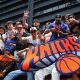 Los New York Knicks celebraron este jueves su primer título de la NBA desde 1973 con un multitudinario desfile que tiñó de naranja y azul el bajo Manhattan y convirtió Broadway en una marea humana en la que se mezclaban aficionados, música y famosos.