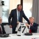 El presidente de Estados Unidos, Donald Trump (d), sostiene una camiseta de Alemania con su apellido y el número 47, junto al primer ministro británico, Keir Starmer (i), y el canciller alemán, Friedrich Merz (de pie), durante la cumbre del G7. EFE/ THIBAULT CAMUS / POOL *Prohibido su uso por MAXPPP*