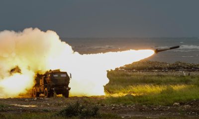 TAICHUNG (Taiwán), 10/06/2026.- El sistema HIMARS (Sistema de Cohetes de Artillería de Alta Movilidad) de fabricación estadounidense del ejército taiwanés dispara durante un ejercicio de tiro de artillería pesada y verificación de reemplazo de armas nuevas en Taichung, Taiwán, el 10 de junio de 2026. 
EFE/EPA/RITCHIE B. TONGO