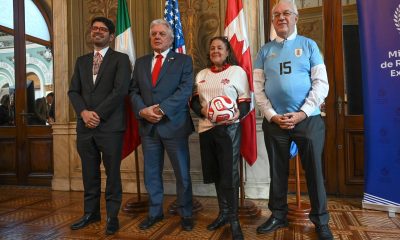 El encargado de negocios de la embajada de México en Uruguay, Andrés Ruiz (i), el embajador de Estados Unidos en Uruguay, Lou Rinaldi; la embajadora de Canadá en Uruguay, Carmen Sorger; y el canciller de Uruguay, Mario Lubetkin (d), participaron este lunes en Montevideo en la presentación de las sedes que acogerán a la selección Celeste de fútbol durante el Mundial. EFE/ Federico Gutiérrez