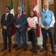 El encargado de negocios de la embajada de México en Uruguay, Andrés Ruiz (i), el embajador de Estados Unidos en Uruguay, Lou Rinaldi; la embajadora de Canadá en Uruguay, Carmen Sorger; y el canciller de Uruguay, Mario Lubetkin (d), participaron este lunes en Montevideo en la presentación de las sedes que acogerán a la selección Celeste de fútbol durante el Mundial. EFE/ Federico Gutiérrez