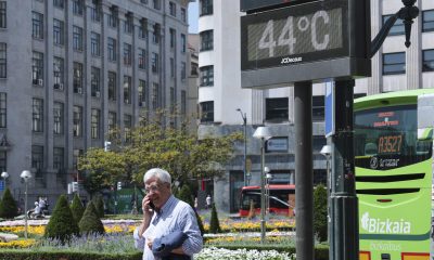 Un termómetro marca 44 º C este miércoles en Bilbao. EFE/Luis Tejido