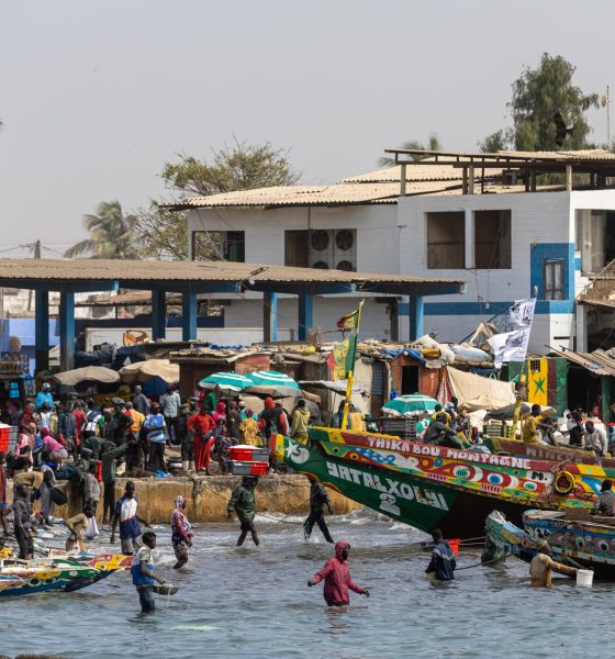 Imagen del puerto de Bargny (Senegal), desde donde miles de personas emprenden cada año una peligrosa ruta migratoria hacia Canarias, el pasado 4 de junio. EFE/Jérôme Favre