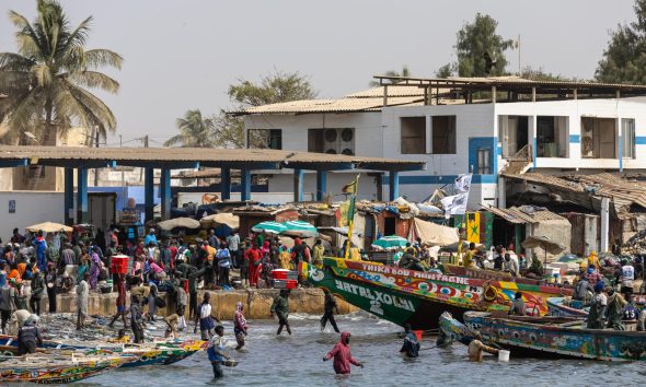 Imagen del puerto de Bargny (Senegal), desde donde miles de personas emprenden cada año una peligrosa ruta migratoria hacia Canarias, el pasado 4 de junio. EFE/Jérôme Favre