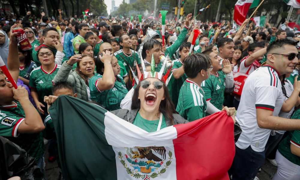 Aficionados de la selección de México celebran el triunfo sobre Sudáfrica en el juego inaugural de la Copa Mundial de la FIFA 2026 este jueves, en el Ángel de la Independencia de Ciudad de México (México). EFE/Isaac Esquivel