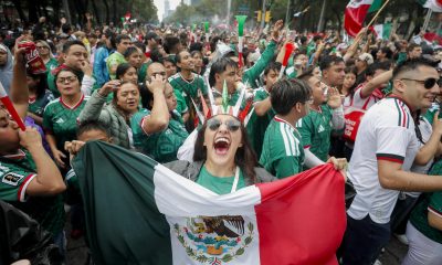 Aficionados de la selección de México celebran el triunfo sobre Sudáfrica en el juego inaugural de la Copa Mundial de la FIFA 2026 este jueves, en el Ángel de la Independencia de Ciudad de México (México). EFE/Isaac Esquivel