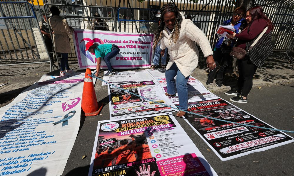 Personas participan en una protesta este 2 de junio de 2026, frente a la sede del Servicio Nacional de Atención Integral a Personas Adultas Privadas de la Libertad (SNAI) en Quito (Ecuador). EFE/ José Jácome