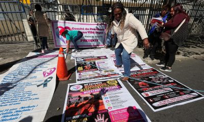 Personas participan en una protesta este 2 de junio de 2026, frente a la sede del Servicio Nacional de Atención Integral a Personas Adultas Privadas de la Libertad (SNAI) en Quito (Ecuador). EFE/ José Jácome