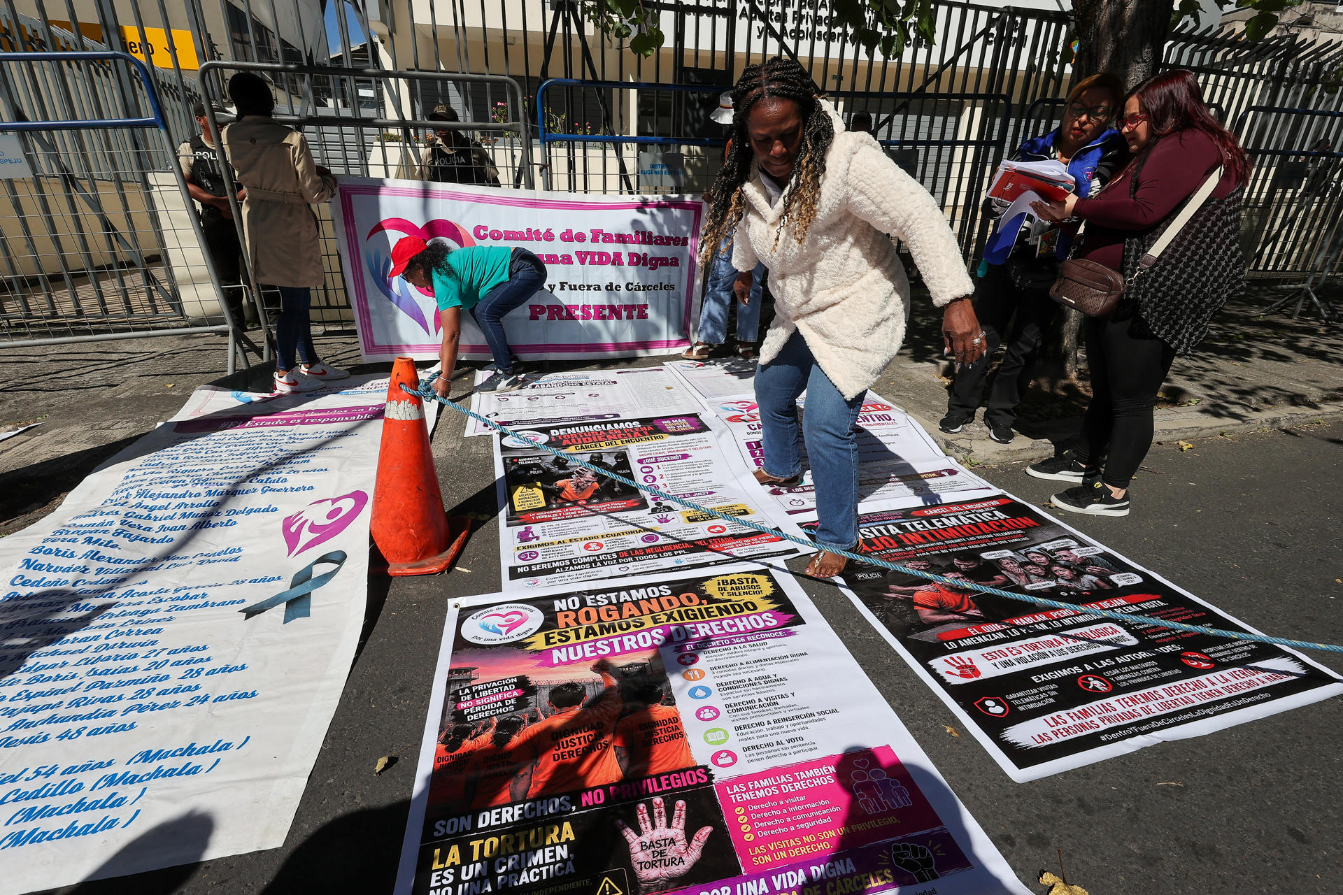 Personas participan en una protesta este 2 de junio de 2026, frente a la sede del Servicio Nacional de Atención Integral a Personas Adultas Privadas de la Libertad (SNAI) en Quito (Ecuador). EFE/ José Jácome