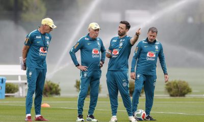 El seleccionador de Brasil, Carlo Ancelotti, acompañado de los asistentes técnicos Paul Clement (i), Davide Ancelotti (2d) y Simone Montanaro (d), durante un entrenamiento en el centro deportivo Columbia Park, en Morristown, Nueva Jersey (EE.UU.). EFE/Sebastião Moreira