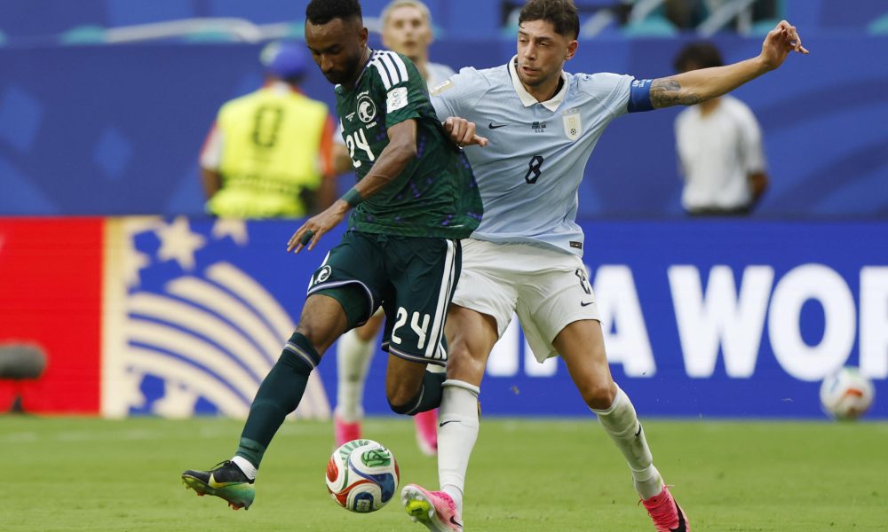 Moteb Alharbi (i), de Arabia Saudí, disputa el balón con el uruguayo Federico Valverde en el estadio Hard Rock en Miami. EFE/Alberto Estévez
