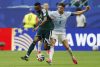 Moteb Alharbi (i), de Arabia Saudí, disputa el balón con el uruguayo Federico Valverde en el estadio Hard Rock en Miami. EFE/Alberto Estévez