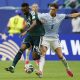 Moteb Alharbi (i), de Arabia Saudí, disputa el balón con el uruguayo Federico Valverde en el estadio Hard Rock en Miami. EFE/Alberto Estévez