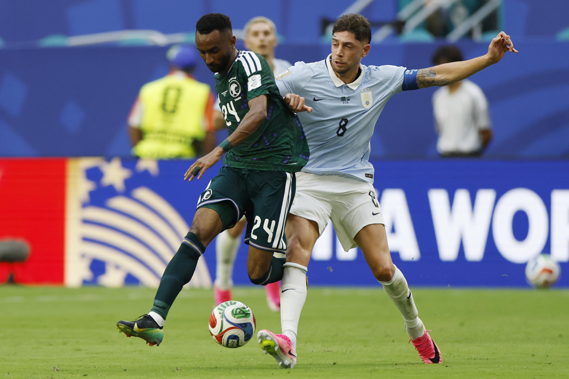 Moteb Alharbi (i), de Arabia Saudí, disputa el balón con el uruguayo Federico Valverde en el estadio Hard Rock en Miami. EFE/Alberto Estévez