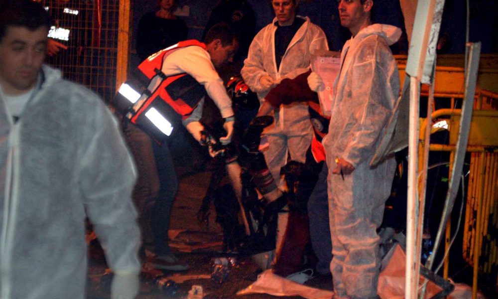 Imagen de archivo de médicos de emergencia atendiendo heridos tras un ataque. EPA/PAVEL WOLBERG