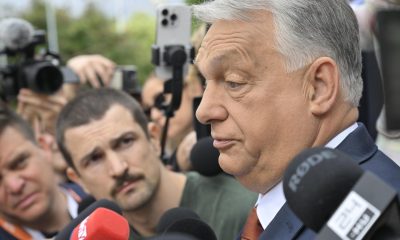 El líder del partido Fidesz y ex primer ministro, Viktor Orbán, habla con la prensa a su llegada al congreso de trabajo del partido de la oposición Fidesz en Budapest. EFE/EPA/Zoltan Mathe