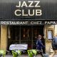 En las calles de París, una tienda de vinilos de 'jazz' muestra en su escaparate una ventana al pasado: el trompetista estadounidense Miles Davis (1926-1991) toca en portadas, fotografías y carteles que, cien años después de su nacimiento, conmemoran el sonido suave e inconfundible de su viento metal. "Es un genio", dijo a EFE el dueño del local, Fred Thomas; "fue el mejor trompetista de 'jazz' de la historia y John Coltrane (1926-1967) -su compañero durante casi una década- fue el mejor saxofonista", agregó, frente a un vinilo de Davis reeditado por su aniversario. En la imagen, fachada Jazz Club en París. EFE/Pol Lloberas Cardona