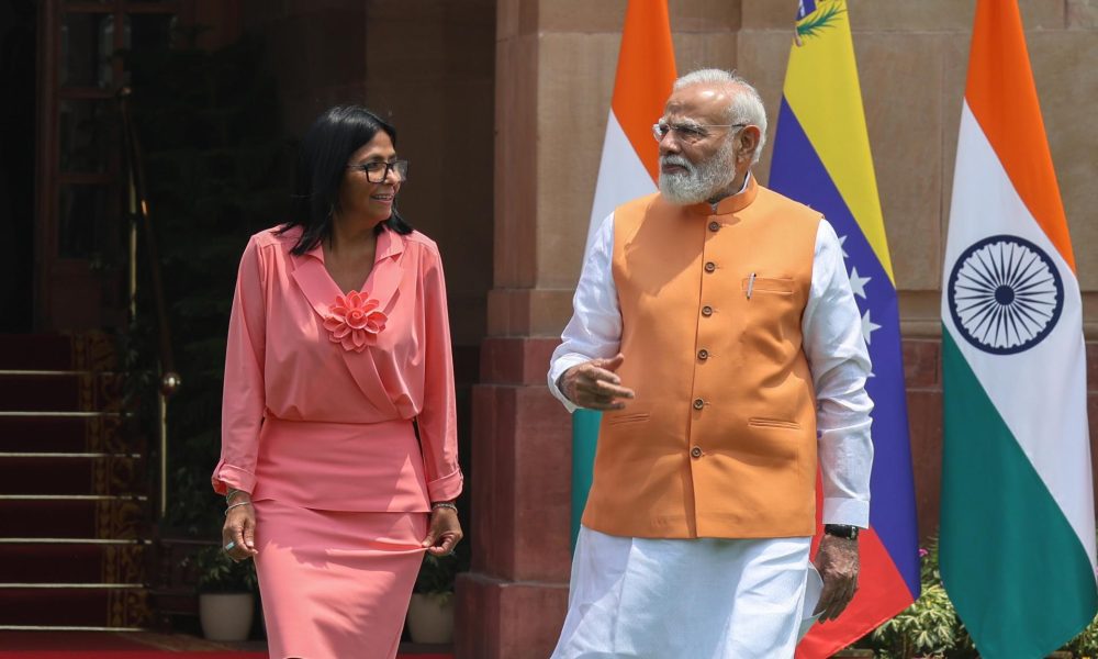 NUEVA DELHI (India), 04/06/2026.- El primer ministro indio, Narendra Modi (derecha), conversa con la presidenta interina de Venezuela, Delcy Rodríguez (izquierda), antes de su reunión en la Casa Hyderabad en Nueva Delhi, India, el 4 de junio de 2026. 
EFE/EPA/RAJAT GUPTA