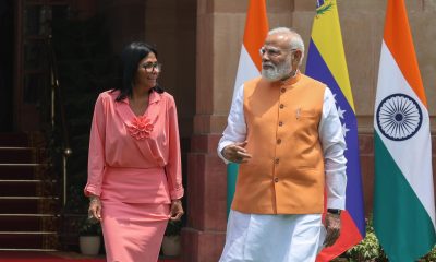 NUEVA DELHI (India), 04/06/2026.- El primer ministro indio, Narendra Modi (derecha), conversa con la presidenta interina de Venezuela, Delcy Rodríguez (izquierda), antes de su reunión en la Casa Hyderabad en Nueva Delhi, India, el 4 de junio de 2026. 
EFE/EPA/RAJAT GUPTA