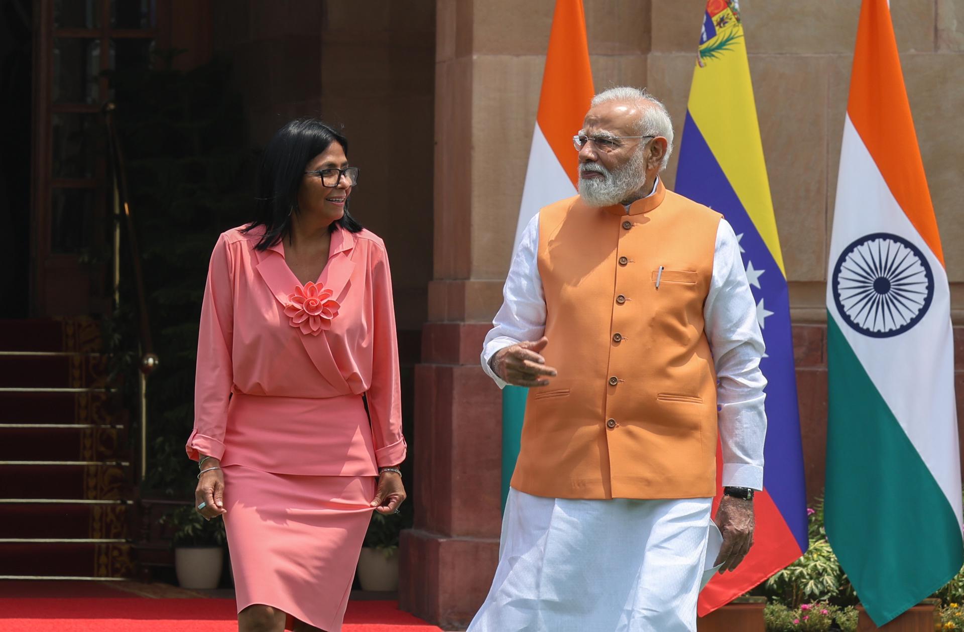 NUEVA DELHI (India), 04/06/2026.- El primer ministro indio, Narendra Modi (derecha), conversa con la presidenta interina de Venezuela, Delcy Rodríguez (izquierda), antes de su reunión en la Casa Hyderabad en Nueva Delhi, India, el 4 de junio de 2026. 
EFE/EPA/RAJAT GUPTA