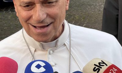 .- El papa León XIV saludó este martes el memorándum entre EE.UU. e Israel para alcanzar un acuerdo de paz y expresó su deseo de que sea una solución para terminar la guerra y se pueda avanzar "por el bien de todos". "Gracias a Dios, al menos existe este memorándum que, según dicen, firmarán oficialmente el viernes. Todavía habrá varios puntos por acordar, pero siempre es mejor hacerlo mediante el diálogo y la negociación, no volver a la guerra. Así que espero que sea realmente una solución, que la guerra haya terminado de verdad y que podamos avanzar por el bien de todos", dijo el pontífice a preguntas de los medios en Castelgandolfo. EFE/ Daniel Cáceres