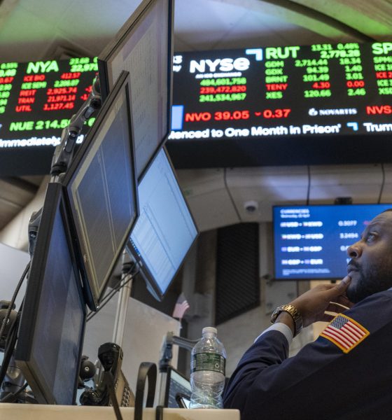 Fotografía del 22 de abril de 2026 que muestra a un trabajador del parqué de la Bolsa de Nueva York, en Nueva York (EE.UU). EFE/ Ángel Colmenares