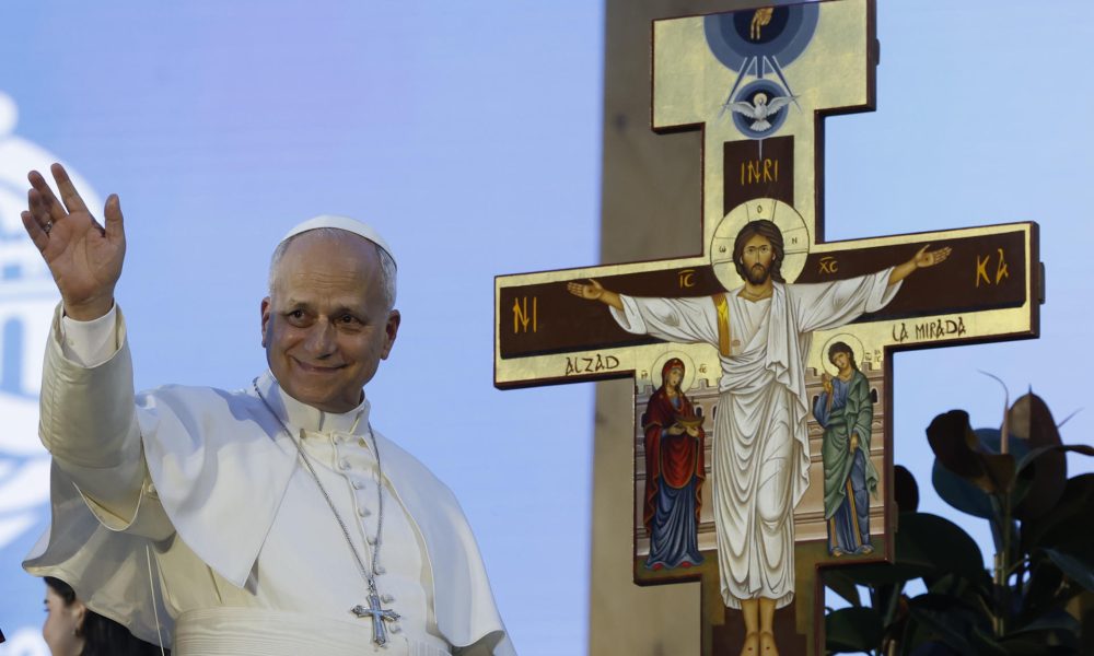 El papa León XIV preside una Vigilia de Oración con jóvenes en la madrileña Plaza de Lima, este sábado, primero de los seis días que componen su visita oficial a España. EFE/ J.J.Guillen POOL