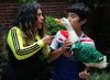 Karla Gómez (i) y su hijo Cristian posan con su pato Merlín durante una entrevista con EFE este viernes, en Ciudad de México (México). EFE/Mario Guzmán