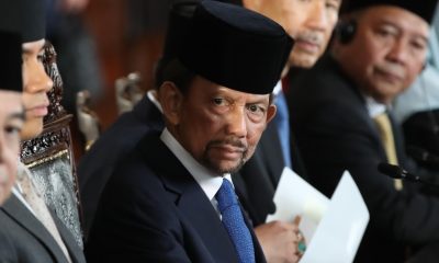 Imagen de archivo del sultán de Brunéi, Haji Hassanal Bolkiah (c), en la firma de un memorándum en Lima (Perú). 
EFE/ Paolo Aguilar