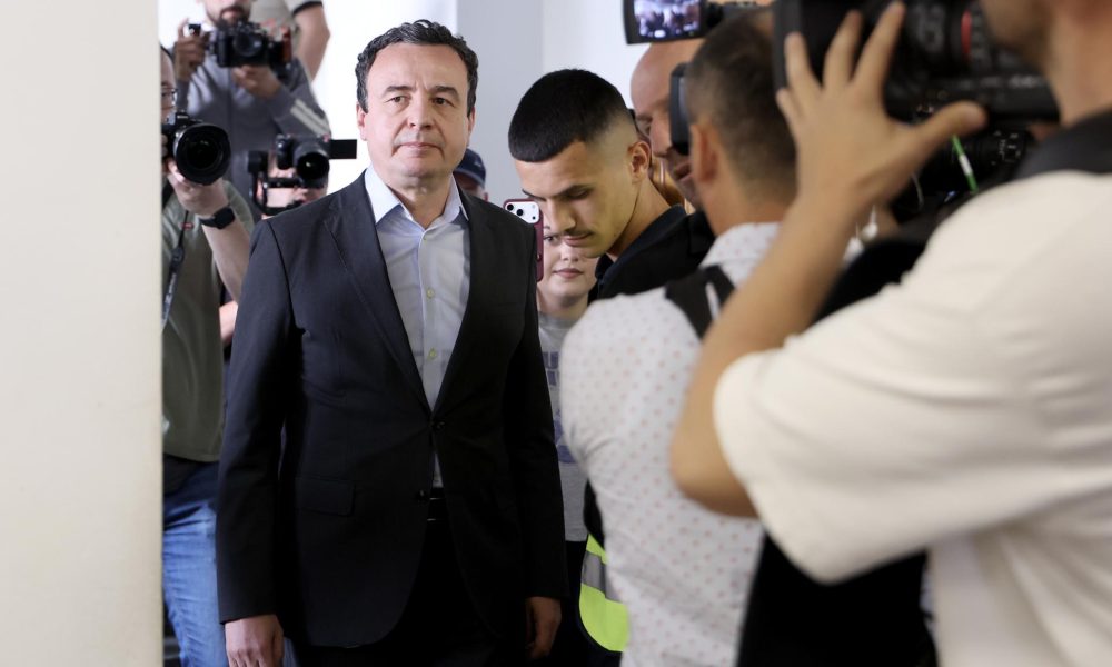 PRISTINA (Serbia), 07/06/2026.- La formación en el poder Autodeterminación, del nacionalista primer ministro en funciones Albin Kurti, ganó este domingo con claridad las elecciones anticipadas de Kosovo con el 42,3 % de los votos, aunque sin lograr una mayoría para gobernar en solitario, según el sondeo a pie de urna. (Elecciones) EFE/EPA/GEORGI LICOVSKI
