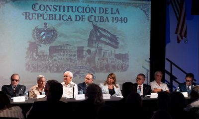 Fotografía cedida por el Miami Dade College (MDC) que muestra a líderes del exilio cubano durante una reunión para defender la vigencia de la Constitución de 1940 como fundamento jurídico e histórico de una eventual transición democrática en Cuba, este lunes en el Museo Cubano de la Diáspora en Miami, Florida (Estados Unidos). EFE/ Miami Dade College SÓLO USO EDITORIAL /SOLO USO EDITORIAL/ NO VENTAS/ SOLO DISPONIBLE PARA ILUSTRAR LA NOTICIA QUE ACOMPAÑA (CRÉDITO OBLIGATORIO) NO VENTAS
