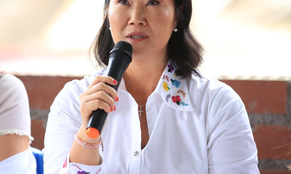 La candidata a la Presidencia de Perú por el partido Fuerza Popular, Keiko Fujimori, habla en el tradicional desayuno electoral este domingo, durante la segunda vuelta de las elecciones presidenciales, en el distrito de San Juan de Lurigancho en Lima (Perú). EFE/ German Falcón