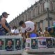 Fotografía del 31 de mayo de 2026, de personas pegando fichas de búsqueda de desaparecidos en el centro histórico de la ciudad de Guadalajara (México). EFE/ Francisco Guasco