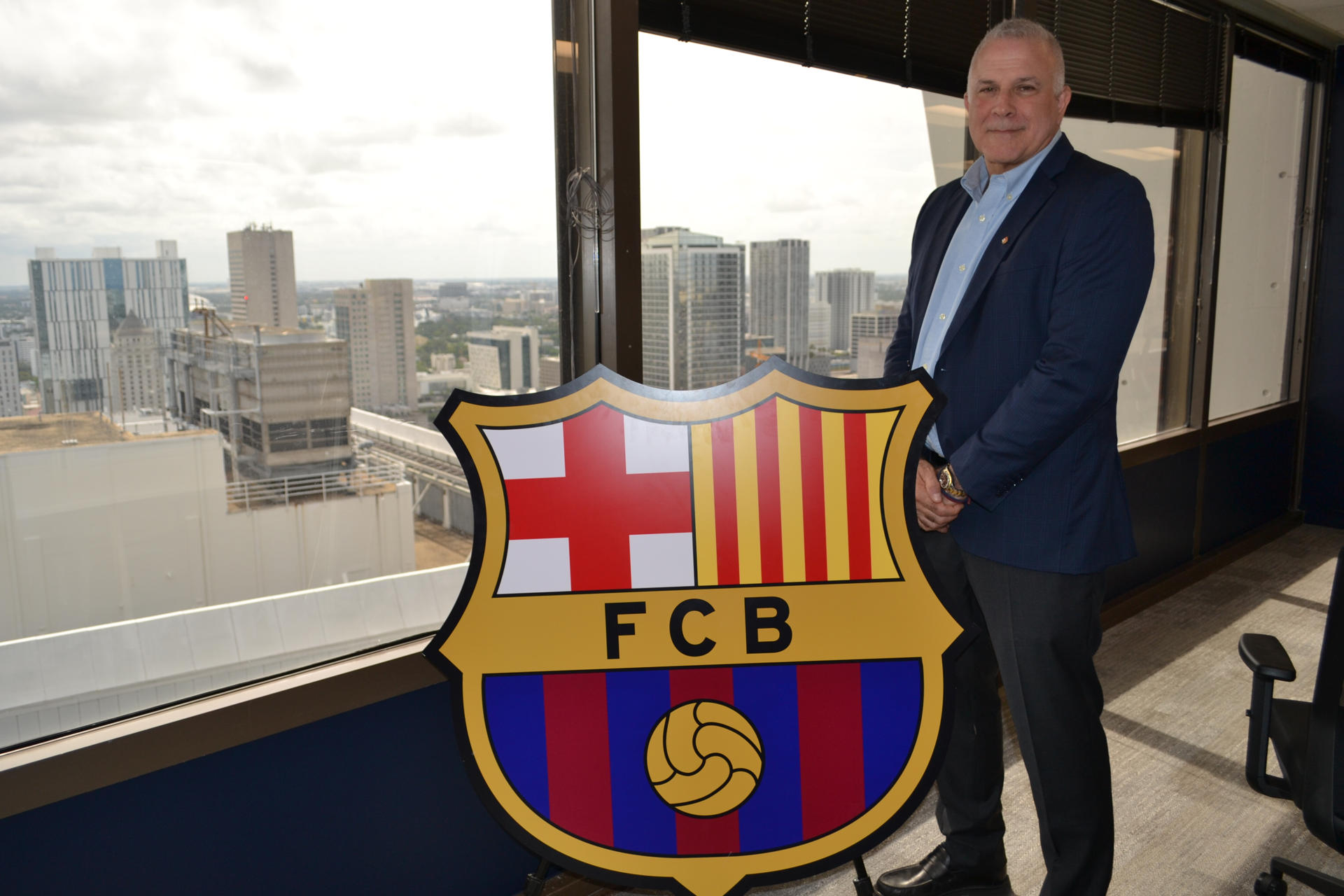 El director general del FC Barcelona para las Américas, Bryan Bachner, posa en la nueva sede del Club Barcelona este martes, en Miami (Estados Unidos). EFE/ Antoni Belchi