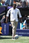 El seleccionador de Senegal, Pape Thiaw, controla el balón durante el partido ante Francia del Mundial 2026. EFE/ Sebastiao Moreira