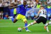 El delantero de Curazao Jürgen Locadia (i) se dispone a chuta ante Nico Schlotterbeck, de Alemania, durante el partido del grupo C del Mundial 2026.EFE/Carlos Ramírez