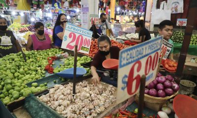 Comerciantes ofrecen sus productos en el Mercado Jamaica, en la Ciudad de México (México). EFE/Isaac Esquivel