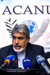 El embajador de Irán ante la ONU en Ginebra, Ali Bahreini (d), atiende a los medios este martes en el marco de las negociaciones técnicas celebradas en Suiza entre las delegaciones de Irán y Estados Unidos. EFE/ Antonio Broto
