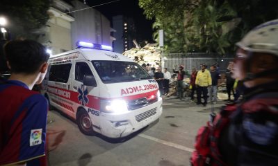 Una ambulancia transporta a una persona rescatada este miércoles, luego de dos fuertes terremotos que sacudieron el Caribe venezolano en Caracas (Venezuela). El evento principal fue un sismo de magnitud 7,5, informó el sistema oficial de alerta de tsunamis de Estados Unidos. EFE/ Ronald Peña R