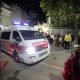 Una ambulancia transporta a una persona rescatada este miércoles, luego de dos fuertes terremotos que sacudieron el Caribe venezolano en Caracas (Venezuela). El evento principal fue un sismo de magnitud 7,5, informó el sistema oficial de alerta de tsunamis de Estados Unidos. EFE/ Ronald Peña R
