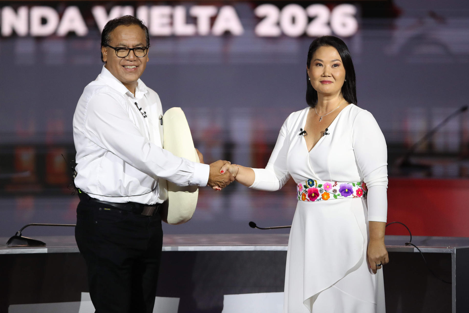 Fotografía del 31 de mayo de 2026 de la candidata a la Presidencia de Perú por el partido Fuerza Popular, Keiko Fujimori (d) y el candidato por el partido Juntos por el Perú, Roberto Sánchez. EFE/ Paolo Aguilar
