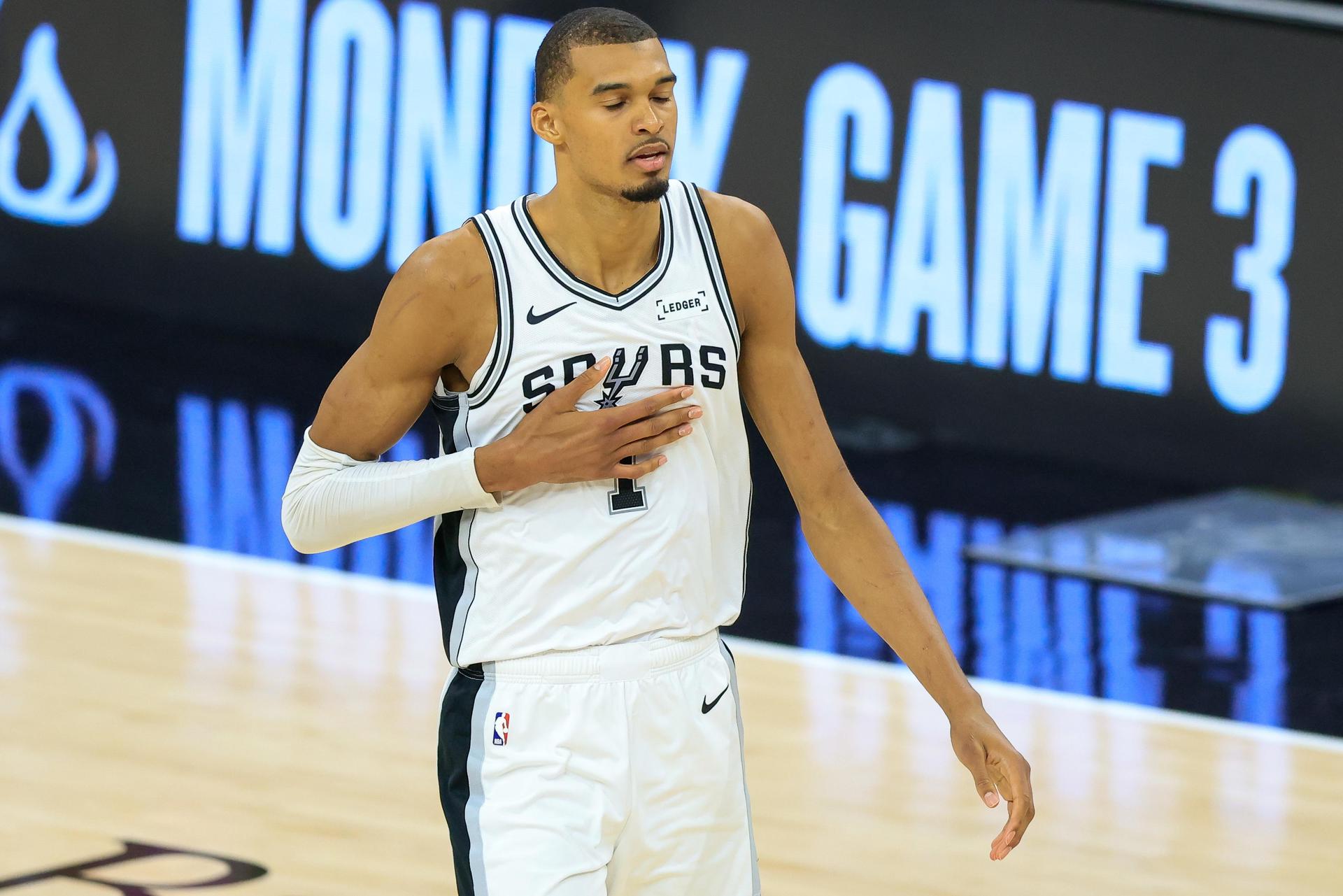 Fotografía del 5 de junio de 2026 en la que se observa al alero de los San Antonio Spurs Victor Wembanyama al reaccionar tras una pérdida de balón durante el segundo partido de las Finales de la NBA entre los San Antonio Spurs y los New York Knicks en San Antonio, Texas (EE.UU.). EFE/ADAM DAVIS PROHIBIDO SU USO EN SHUTTERSTOCK