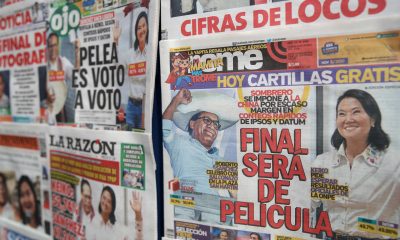Fotografía de archivo que muestra portadas de distintos diarios en Lima (Perú). EFE/ Paolo Aguilar