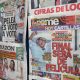 Fotografía de archivo que muestra portadas de distintos diarios en Lima (Perú). EFE/ Paolo Aguilar