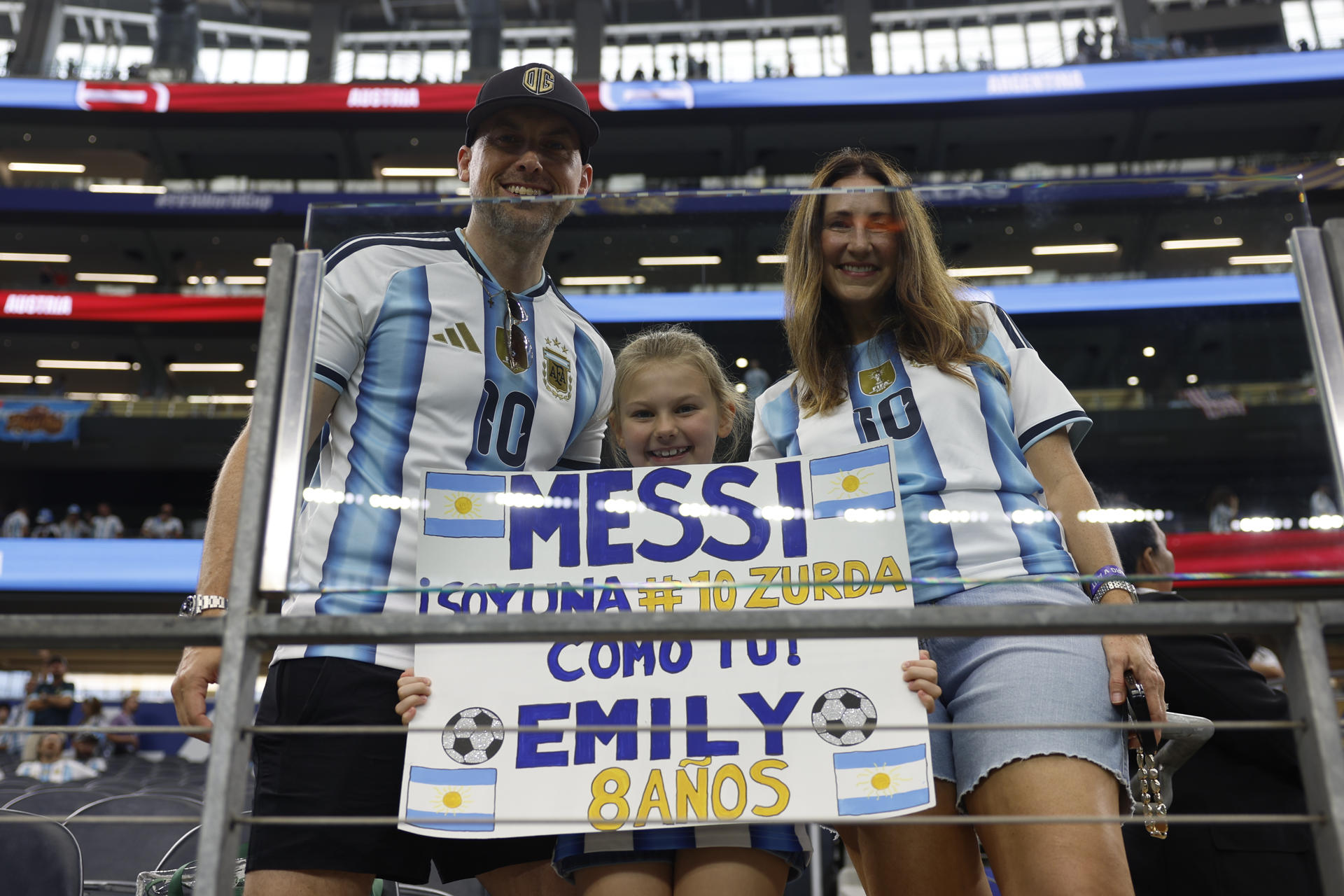 Aficionados argentinos en el estadio antes del partido del Mundial 2026 entre Argentina y Austria, este lunes en Arlington, Texas. EFE/Mariscal